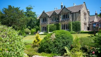 Nisin disfatat e para për Andrew pas skandalit me Epstein, vëllai i mbretit britanik heq dorë nga qiraja e rezidencës