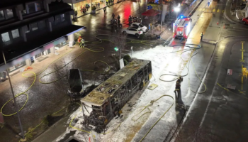 Një burrë i vuri flakën vetes? Autobusi në Zvicër shkrumbohet për disa minuta, 6 të vdekur!