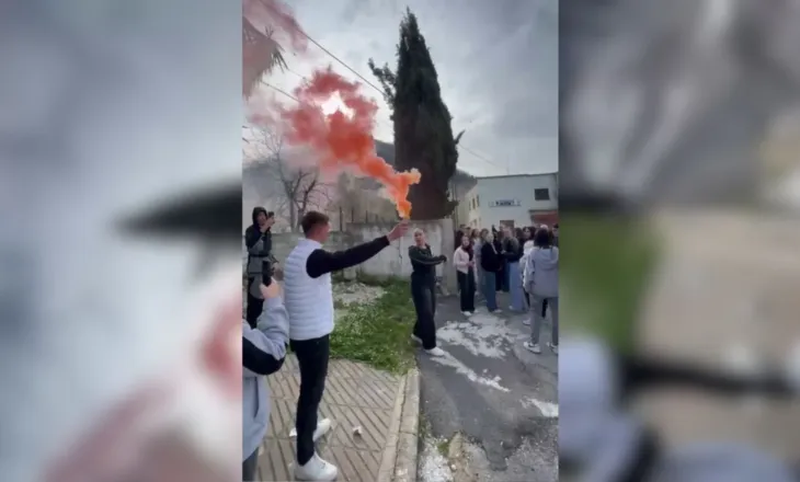 Një i mitur u godit me thikë/ Nxënësit e gjimnazit në Delvinë dalin në protestë: Nuk futemi në mësim pa u marrë masat