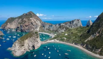 Një ishull magjik pa rrugë, pa sinjal telefoni, pa energji elektrike – dhe pothuajse pa turistë