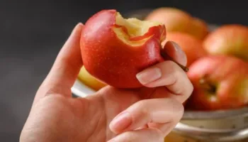 ‘Një mollë në ditë mban doktorin larg’/ Pse ky frut bën mrekulli për shëndetin dhe trupin