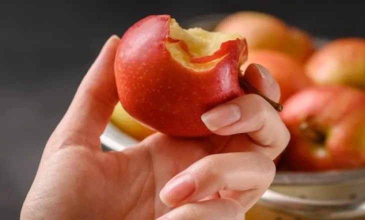 ‘Një mollë në ditë mban doktorin larg’/ Pse ky frut bën mrekulli për shëndetin dhe trupin