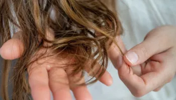 Një mostër floku mund të ndihmojë në zbulimin e hershëm të Parkinsonit – ja çfarë tregojnë gjetjet