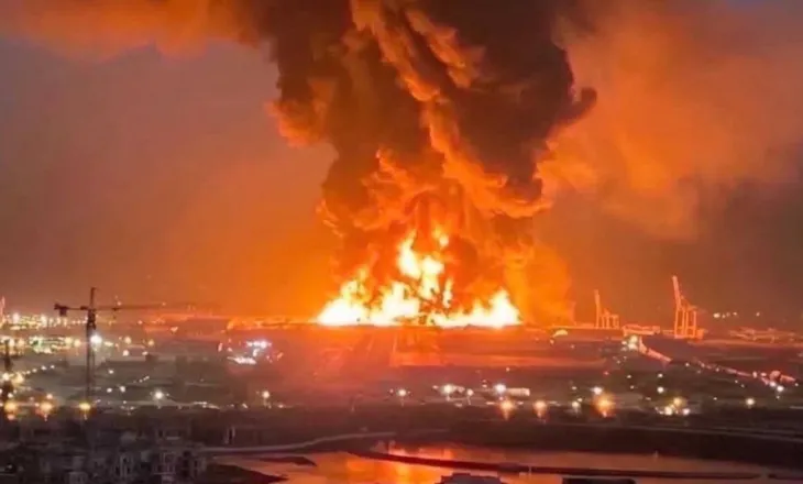 Një pjesë e bazës amerikane në aeroportin e Erbil, në veri të Irakut, është përfshirë nga flakët