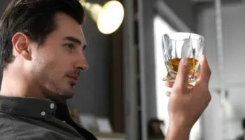 Një studim tregoi se alkooli ndryshon ndjeshëm mënyrën se si truri komunikon