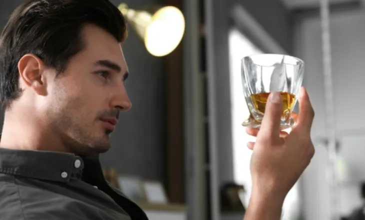 Një studim tregoi se alkooli ndryshon ndjeshëm mënyrën se si truri komunikon