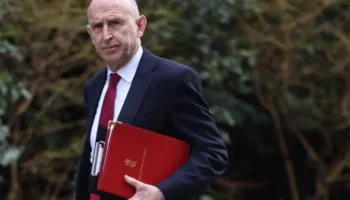 “Njerëzit janë të frikësuar dhe të zhgënjyer”/ Sulmi me dronë në bazën e RAF, sekretari britanik i Mbrojtjes viziton Qipron për të zbutur tensionet diplomatike