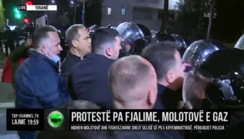 Noka përplaset me policinë, thyen kordonin e sigurisë pranë Piramidës, hidhen molotovë