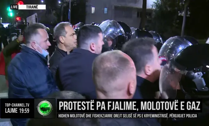 Noka përplaset me policinë, thyen kordonin e sigurisë pranë Piramidës, hidhen molotovë