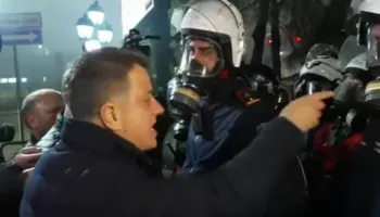 Noka përplaset me policinë, thyen kordonin e sigurisë pranë Piramidës: Keni goditur Berishën, do ta paguani!