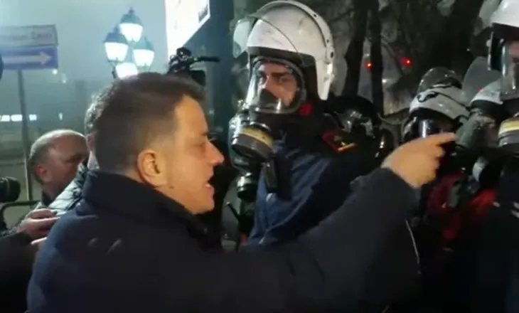 Noka përplaset me policinë, thyen kordonin e sigurisë pranë Piramidës: Keni goditur Berishën, do ta paguani!