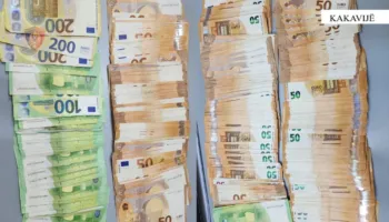 Nuk deklaruan paratë në kufi, sekuestrohen gati 26 mijë euro në Kakavijë, procedohen dy persona