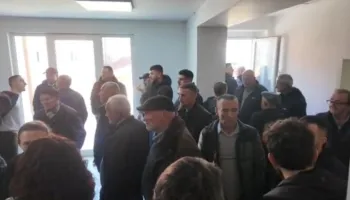 “Nuk do e lejojmë”/ Banorët e fshatrave të Bulqizës ‘nuk mbajnë më’, hyjnë me forcë në Bashki