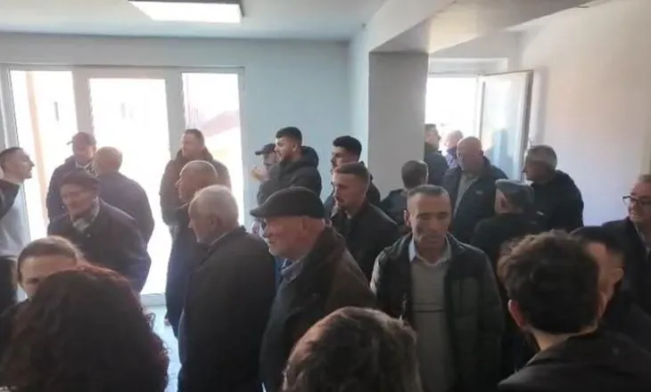 “Nuk do e lejojmë”/ Banorët e fshatrave të Bulqizës ‘nuk mbajnë më’, hyjnë me forcë në Bashki