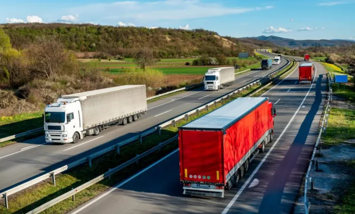 Nuk gjenden punonjës/ Paga për drejtuesit shqiptarë të kamionit arrin deri në 2,500 euro, sa…