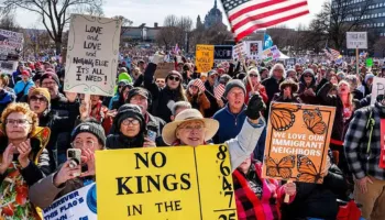 “Nuk ka mbretër!”/ Shpërthejnë protestat në SHBA, mijëra amerikanë në rrugë kundër politikave të Trump