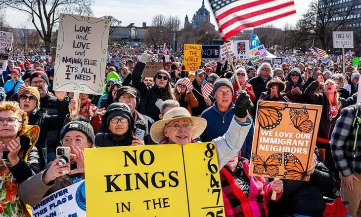 “Nuk ka mbretër!”/ Shpërthejnë protestat në SHBA, mijëra amerikanë në rrugë kundër politikave të Trump