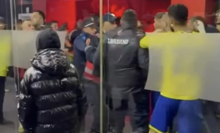 Nuk ka paqe/ Tifozët e Flamurtarit futen në dhomat e zhveshjes dhe përplasen me lojtarët e Elbasanit, ndërhyn policia