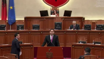 Nuk liroi foltoren dhe u përplas verbalisht me deputetët e PS, Agron Shehaj përjashtohet nga seanca plenare