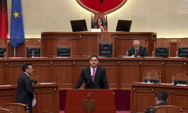 Nuk liroi foltoren dhe u përplas verbalisht me deputetët e PS, Agron Shehaj përjashtohet nga seanca plenare