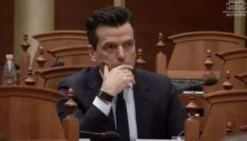 Nuk liroi foltoren dhe u përplas verbalisht me deputetët e PS, grupi i socialistëve kërkon 20 ditë përjashtim për Agron Shehaj