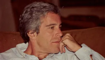 “Nuk mbaj mend asgjë”/ Viktima e abuzimit të Jeffrey Epstein rrëfen detajet: Punoja si modele, më hodhën drogë në ujin që konsumova