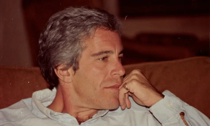 “Nuk mbaj mend asgjë”/ Viktima e abuzimit të Jeffrey Epstein rrëfen detajet: Punoja si modele, më hodhën drogë në ujin që konsumova