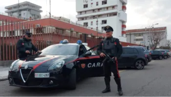 Nuk pranoi ndarjen, e ndoqi dhe tentoi të vriste gruan me thikë, arrestohet 43-vjeçari shqiptar në Itali