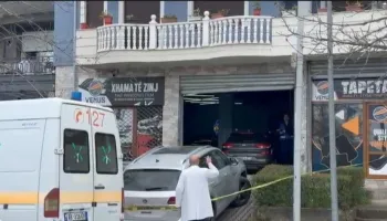 Nuk u pëlqeu ngjyra e makinës! Sherr në një servis në Korçë, plagoset me gërshërë pronari