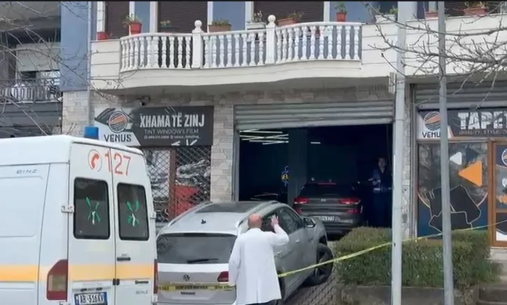 Nuk u pëlqeu ngjyra e makinës! Sherr në një servis në Korçë, plagoset me gërshërë pronari