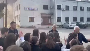 Nxënës të gjimnazit “Sulejman Delvina” protestë në dyert e Komisariatit të Policisë në Delvinë