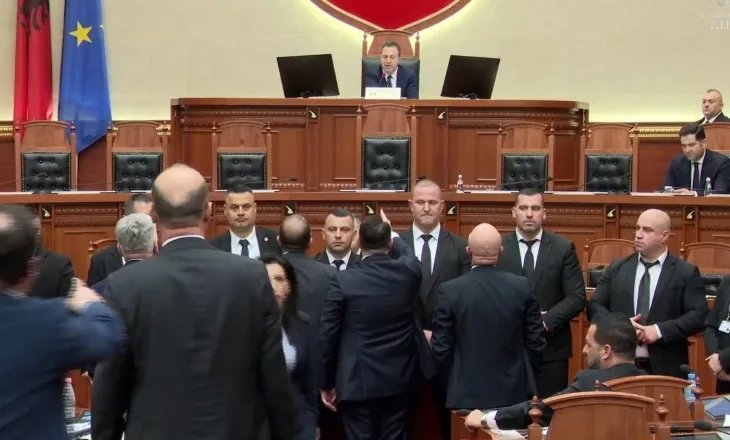 “O burr legen, je mësuar me ku*vat në partinë tënde”/ Bardhi e Balla përplasen në Kuvend: Numrin 0900 e ka jot motër!