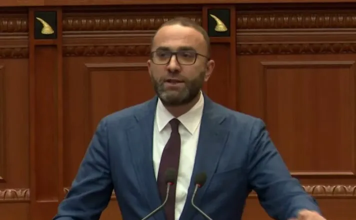 “Objektivi final, largimi i  Ramës”,deklarata e fortë e Gazment Bardhit: Protestat e pandalura shkarkuan Ballukun dhe..