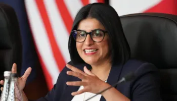 Oferta “tunduese” e ministres britanike për t’i larguar emigrantët nga Mbretëria e Bashkuar