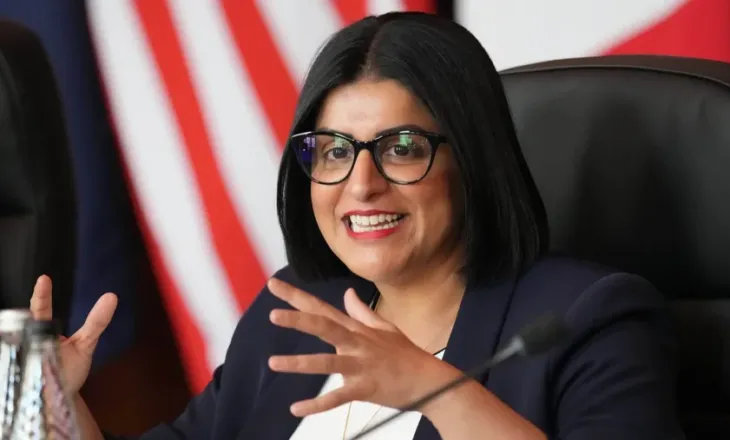 Oferta “tunduese” e ministres britanike për t’i larguar emigrantët nga Mbretëria e Bashkuar