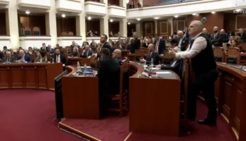 Opozita braktis Kuvendin pas vendimit për ndërprerjen e diskutimeve, maxhoranca miraton projektligjet