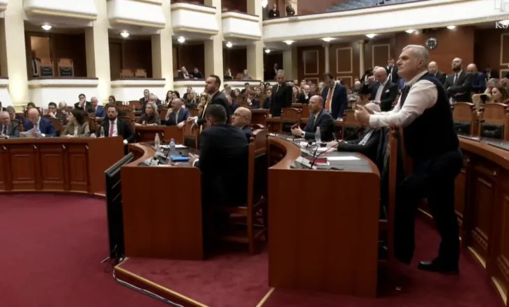 Opozita braktis Kuvendin pas vendimit për ndërprerjen e diskutimeve, maxhoranca miraton projektligjet
