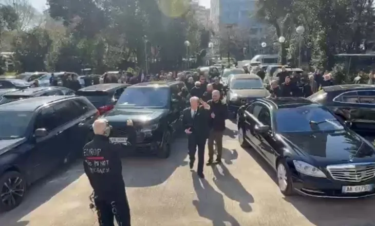 Opozita proteston/ Deputetët e PD mblidhen në selinë blu, Berisha pritet me brohoritjen e mbështetësve