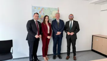 Opozita takim në Bundestag me deputetin Knut Abraham: Qeveria dhe PS në Shqipëri po pengojnë drejtësinë, po i japin..