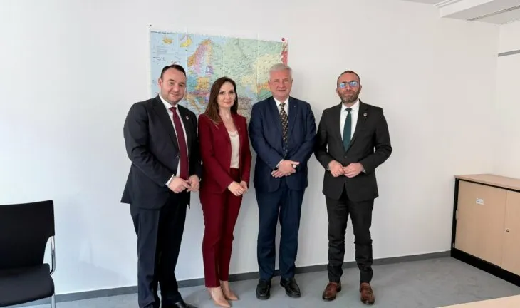 Opozita takim në Bundestag me deputetin Knut Abraham: Qeveria dhe PS në Shqipëri po pengojnë drejtësinë, po i japin..