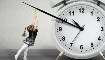 Ora ndryshon sot, më shumë dritë gjatë ditës me kohën verore