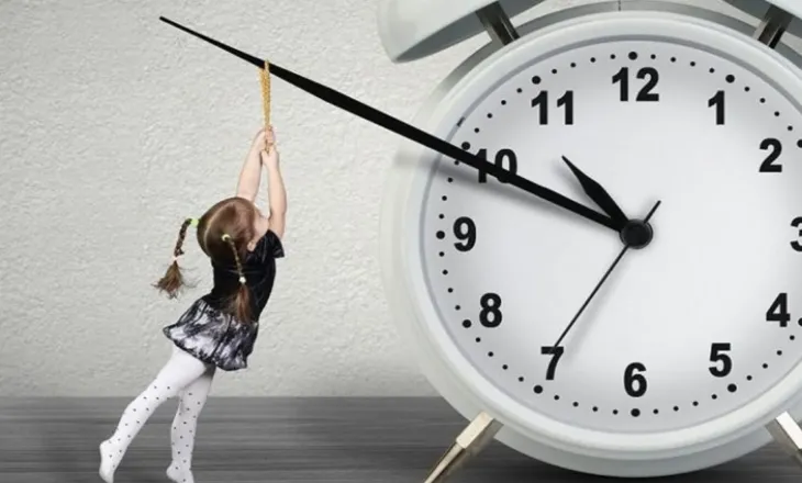 Ora ndryshon sot, më shumë dritë gjatë ditës me kohën verore