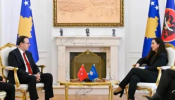 Osmani takim me ambasadorin turk, në fokus të bisedimeve diplomacia dhe ndeshja Kosovë-Turqi