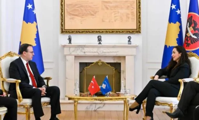 Osmani takim me ambasadorin turk, në fokus të bisedimeve diplomacia dhe ndeshja Kosovë-Turqi