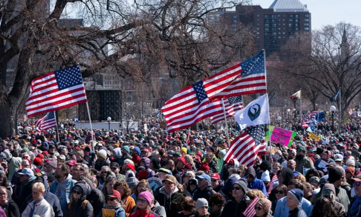 Pa Mbretër, mijëra qytetarë protestuan në SHBA dhe Evropë kundër Trump dhe luftës ndaj Iranit