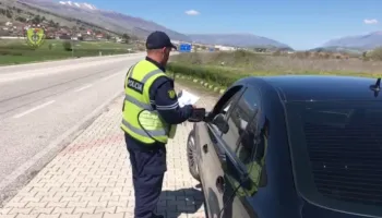 Pa patentë në timon, ndalohet 17-vjeçari në Gjirokastër