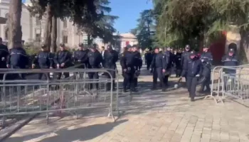 Pak minuta para nisjes së seancës për Ballukun, 1500 efektive rrethojnë Parlamentin