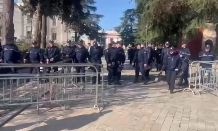 Pak minuta para nisjes së seancës për Ballukun, 1500 efektive rrethojnë Parlamentin