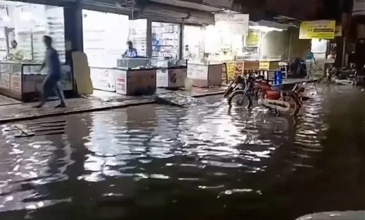 Pakistan: Stuhia në Karaçi vret të paktën 16 persona, ndërsa erërat e fuqishme shkaktojnë kaos