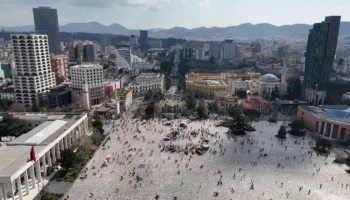 Pamje me dron/ Tirana feston Ditën e Verës, qytetarët mbushin rrugët e kryeqytetit